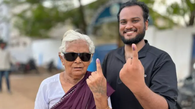 ఓటు వేసిన తర్వాత బామ్మ, మనుమడు