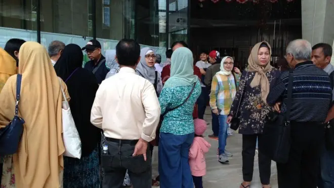 Calon jemaah First Travel masih berharap bisa berangkat umrah atau dana mereka dikembalikan. Jumlah jemaah yang gagal berangkat mencapai 58.682, menurut polisi.