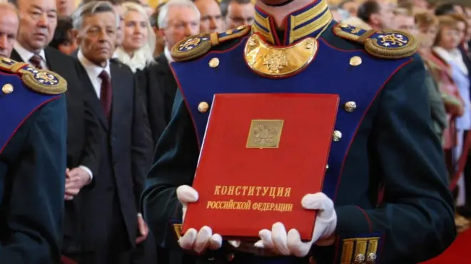 Правозащитники и депутаты ранее отмечали, что идея лишать гражданства террористов и экстремистов противоречит Основному закону.