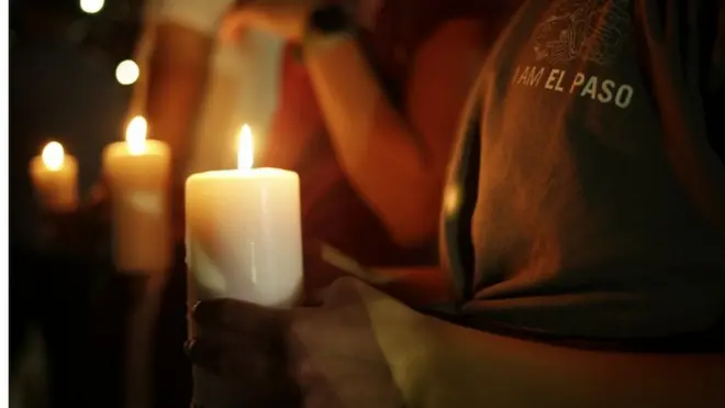 Los habitantes de El Paso hicieron una vigilia en la noche en honor de las víctimas.