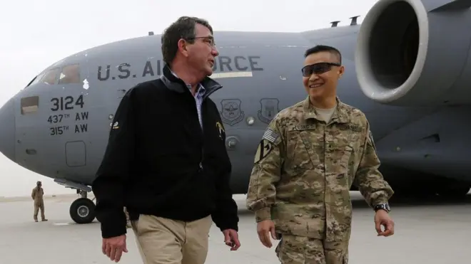 Chuẩn tướng Lương Xuân Việt (trái) đón Bộ trưởng Quốc phòng Ash Carter đến thăm căn cứ tại Kandahar, Afghanistan tháng 2/2015