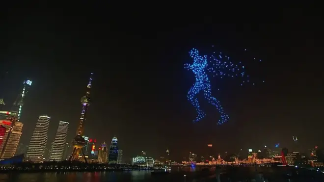 "Человек" из дронов "шагает" по небу над Шанхаем.