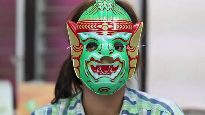 Mujer con máscara en Tailandia