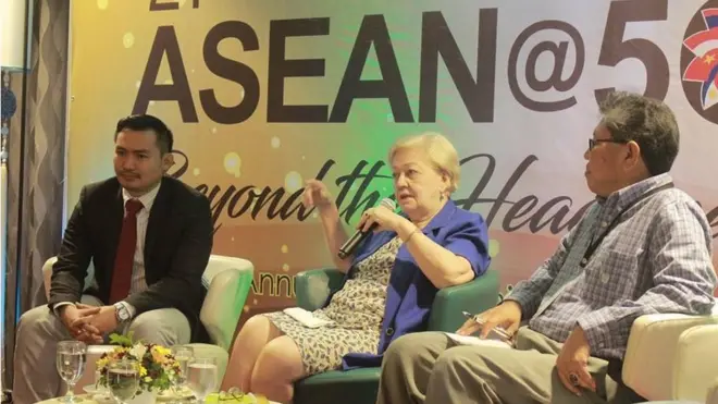 ၂၀၁၇ခုနှစ် မနီလာမြို့ ဆွေးနွေးပွဲ တခုမှာ မစ်စ် မယ်နာလိုကို ဘီဘီစီ အကြီးတန်း သတင်းထောက် စောရန်နိုင်နဲ့အတူ တွေ့ရစဉ်