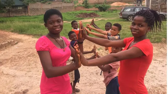 ụmụaka na-egwu egwu