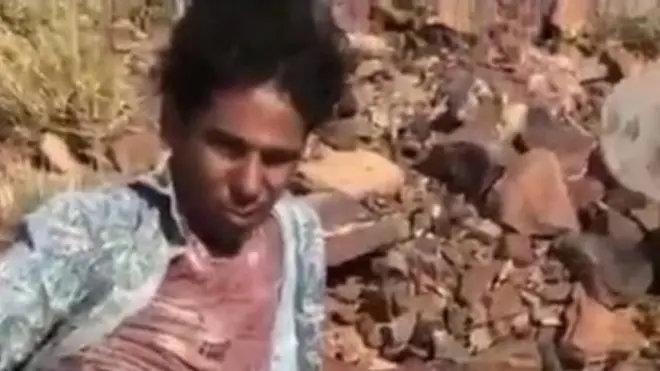 جندي سعودي يسعف مقاتلا حوثيا