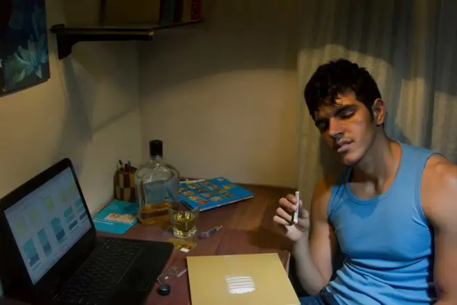 “තූල් දැම්මා, පෙති ජාති ගැහුවා, KG, ගංජා වර්ග ඔක්කෝම ගහලා තියෙනවා. සිගරට් බීලා තියෙනවා.” ඒ කසුන් මීට වසරකට පමණ පෙර භාවිතය නවතා දැමීමට පෙර ඇබ්බැහි වී සිටි මත්ද්රව්ය කිහිපයකි. උසස් පෙළ ප්රතිඵල අපේක්ෂාවෙන් සිටින ඔහු මත්ද්රව්යවලට ඇබ්බැහි වී ඇත්තේ පාසලේ 6 -7 වසරවල සිට ය.