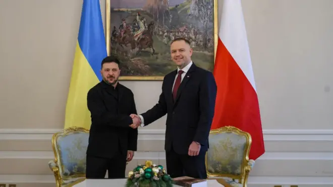 Володимир Зеленський та президент Польщі Кароль Навроцький потиснули один одному руки під час церемонії привітання у Президентському палаці в Варшаві 19 грудня