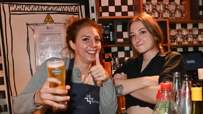 Један од првих послова међу младима јесте рад у кафићима и баровима.