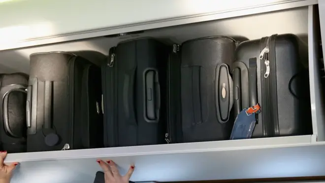 飛行機の座席上ロッカー