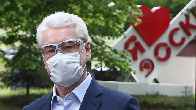 Мэр Москвы Сергей Собянин поздравил сотрудников метрополитена с 85-летием метро, не забыв надеть маску