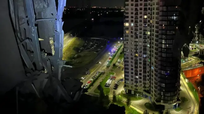 Пошкоджений уламками дрона багатоквартирний будинок у Києві