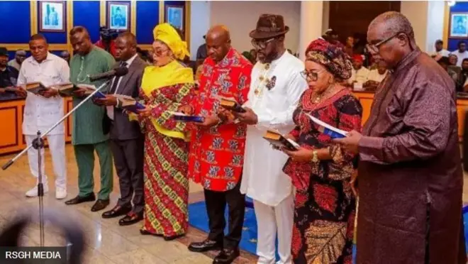 Awọn alaga tuntun ti wọn bura fun.