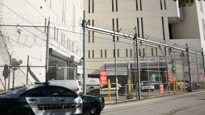 Las escuelas de Estados Unidos cuentan con fuertes dispositivos de seguridad.