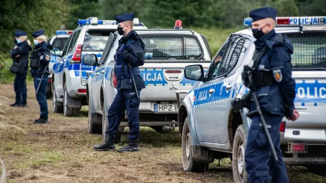 Правоохранители вблизи приграничного села Уснаж Гурны внимательно следят, чтобы на территорию Польши не попал ни один из трех десятков кочующих поблизости афганцев