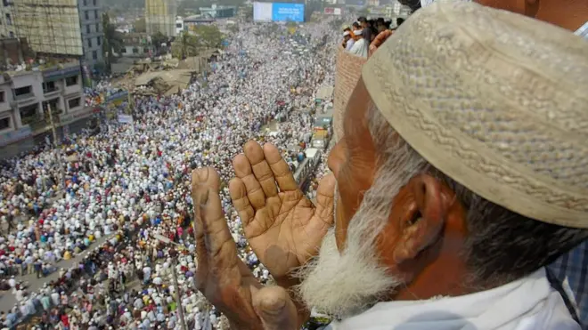بنگلہ دیش کے دارالحکومت ڈھاکہ میں تبلیغی اجتماع کی اختتامی دعا کا منظر، فروری 2007
