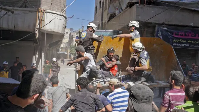 عمليات إنقاذ للضحايا من منزل تعرض للقصف