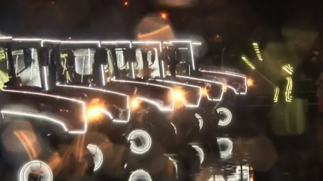 У Мінську трактори відомої в пострадянських країнах марки “Беларусь” веселили публіку, імітуючи кружляння у танці.