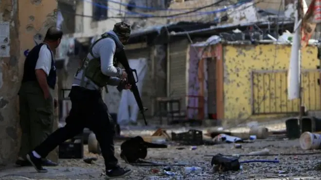 اندلع القتال الجمعة بعد انتشار فصائل فلسطينية في المخيم ضمن قوة أمنية مشتركة تهدف للتصدي لجماعة متشددة في المخي