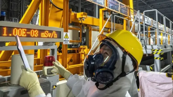 2023年1月，一位員工在東電公司的多重核元素去除系統（multi-nuclide removal system）內檢查數據。