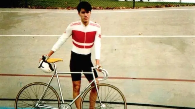 Tom Jastiis saayikilii isaa qabachuun yoo dhaabatu