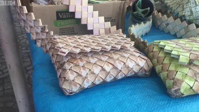 Річард Сеґовія плете сумки зі знецінених банкнот