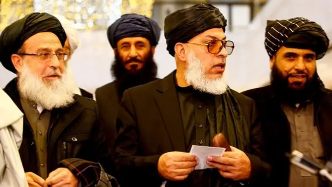 د امریکا او طالبانو ترمنځ د خبرو شپږم پړاو د قطر پلازمېنې دوحې په یوه دیپلوماتیکه سیمه کې د بندو دروازو تر شا د قطري چارواکو په مخامخ کوربتوب دوام لري.