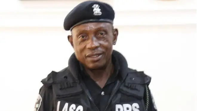 Police officer Sunday Erhabor receive award from Lagos goment