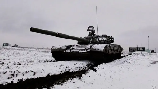 حشدت روسيا قرابة 100 ألف جندي بالقرب من الحدود مع جارتها