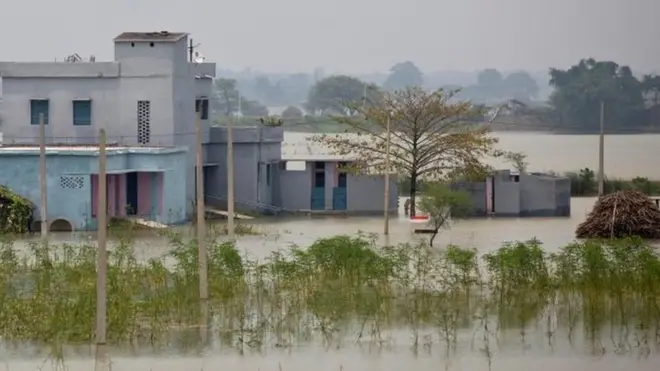 पानी में डूबा घर