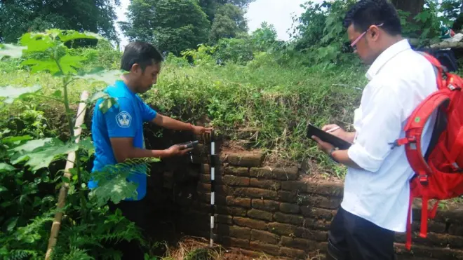 Para peneliti dari BPCB Jawa Timur melakukan penelitian di sekitar situs Trowulan yang dirusak.