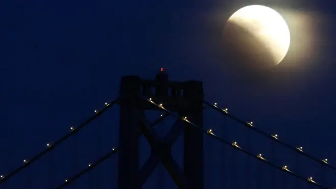 Частичное лунное затмение в Сан-Франциско в 2008 году