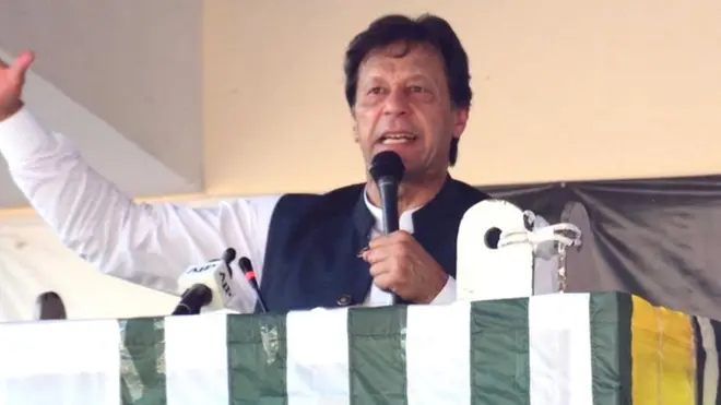 पीओके में राजधानी मुज़फ़्फ़राबाद में रैली के दौरान भाषण देते इमरान ख़ान