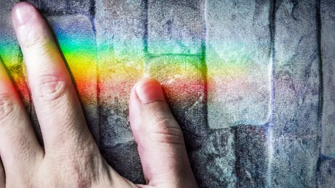 Tocar lo que no se debería poder sentir.