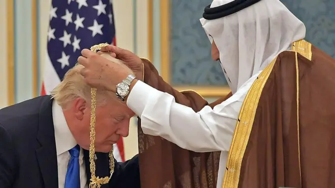 سعودي چارواکو ډونلد ټرمپ ته څو تورې، خنجرې، له څرمنې جوړ توکي، د توپانجې تیکه، له سرو جوړ وسایل، ګلیبند، عطر، ورېښم او هنري اثار ډالۍ کړي دي.