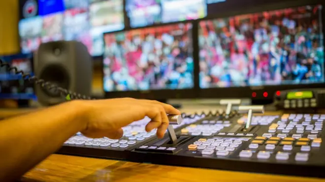 Телережиссер с пультом микширования