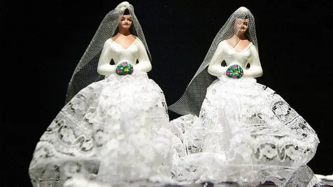 Two brides wey wia white wedding gown.