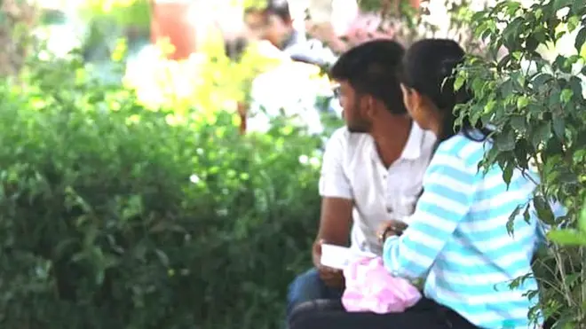 पार्क में बैठे जोड़े