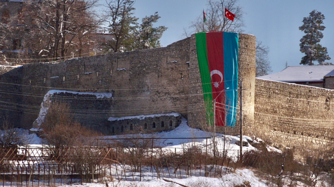 Флаг Азербайджана над шушинской крепостью