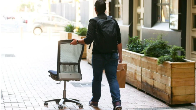 뉴질랜드는 코로나19로 국가비상사태를 선포하고, 26일(현지시간) 0시부터 한 달 동안 모든 비필수 상점과 학교, 사무실을 폐쇄하기로 결정했다