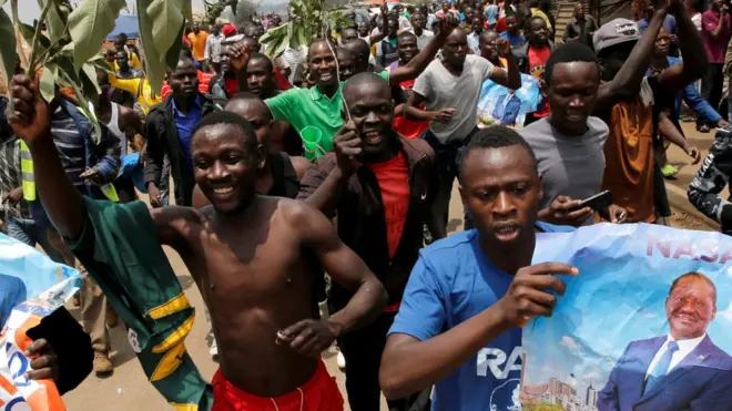 احتفل أنصار المعارضة بعد إعلان القرار