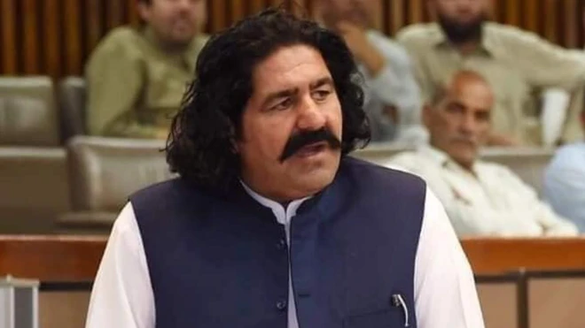 علي وزیر د اوس لپاره اسلام اباد کې خپل استوګنځي کې ځآن قرنطین کړی او وضعیت یې ښه بلل شوی