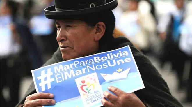 Mujer boliviana sujeta un cartel que dice "Mar para Bolivia".