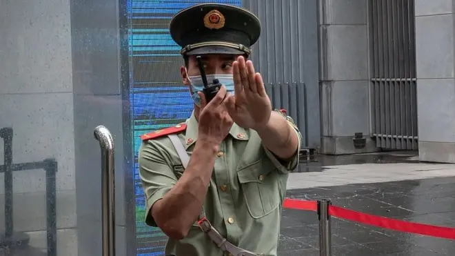 जुलाई 2020 की एक तस्वीर जहां चीन का पैरामिलिट्री पुलिसकर्मी ऑस्ट्रेलिया के दूतावास के बाहर खड़ा है. 7 जुलाई को ऑस्ट्रेलिया ने अपने नागरिकों को चेतावनी जारी की थी कि अगर वे चीन जाएंगे तो उन्हें वहां हिरासत में लिया जा सकता है.