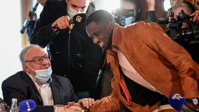 محمد مبوغار سار يصافح رئيس لجنة التحكيم يديه دوكوان عقب إعلان فوزه بالجائزة