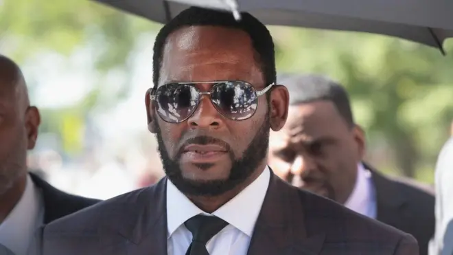 Kelly araregwa ibyaha birenga 10 byerekeranye n'imibonano mpuzabitsina ku rwego rwa za leta no ku rwego rwa Amerika, ibyaha byose we ahakana