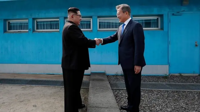 Güney ve Kuzey Kore liderleri el sıkışırken
