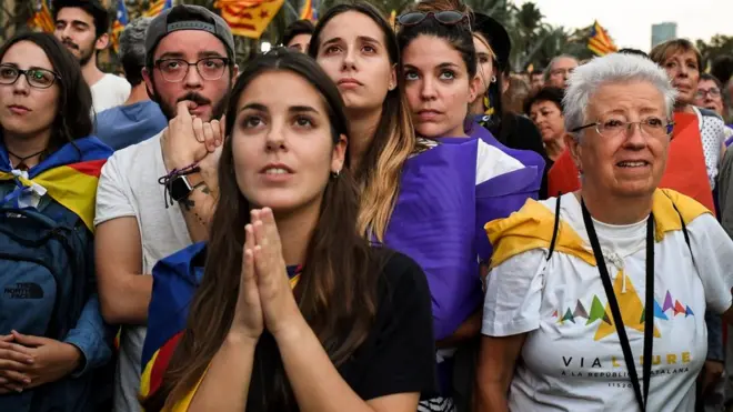 Warga Catalunya di Barcelona yang mendukung kemerdekaan menyambut positif isi pidato awal Puigdemont, tetapi kecewa setelah Puigdemont menunda tindakan lanjutan dari penandatanganan deklarasi kemerdekaan.