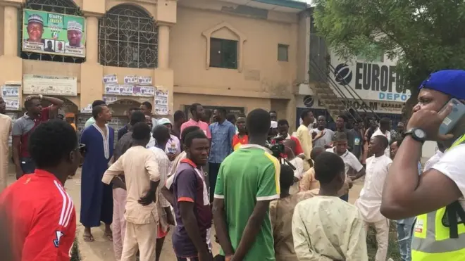 One polling unit for Dala LGA Kano wia di election get as e be and pipo complain say dem pursue opposition agents comot