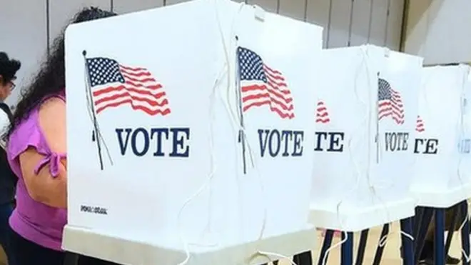 अमरीका में वोट करते लोग